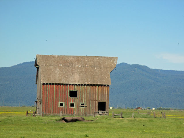 06-23-barn-fort-klamath.jpg